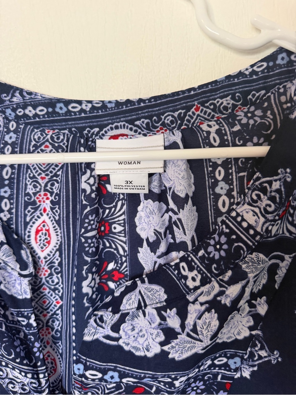 Liz Claiborne Navy Floral Paisley Top with Red Accents - Picture 4 of 5